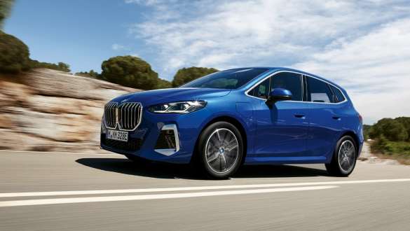 BMW 2-serie Active Tourer 230e laddhybrid U06 2021 körandes på landsväg BMW 2-serie Active Tourer 230e laddhybrid U06 2021 M Portimao Blå metallic sedd snett bakifrån körandes på landsväg