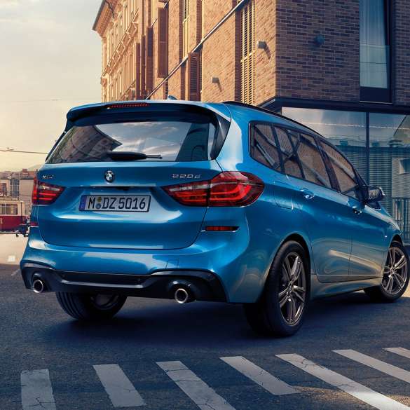 Exteriör BMW 2-serie Gran Tourer Exteriör BMW 2-serie Gran Tourer 220d xDrive F46 Facelift 2018 Estorilblå metallic sedd snett bakifrån körandes i innerstan