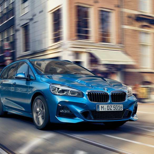 Kördynamik BMW 2-serie Gran Tourer Driving Dynamics BMW 2-serie Gran Tourer F46 2018 Estorilblå metallic sedd snett framifrån körandes inne i stan