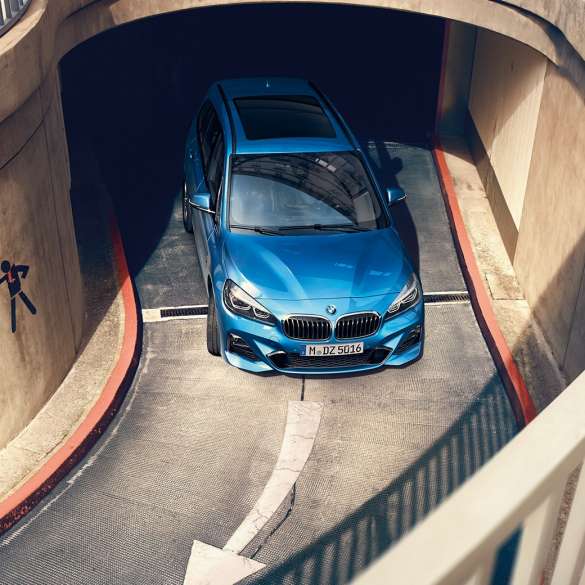 BMW 2-serie Gran Tourer i parkeringshus BMW 2-serie Gran Tourer F46 Facelift 2018 Estorilblå metallic fågelperspektiv körandes i parkeringshus