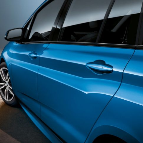 Sidoparti BMW 2-serie Gran Tourer Sidoparti BMW 2-serie Gran Tourer F46 Facelift 2018 Estorilblå metallic fågelperspektiv närbild