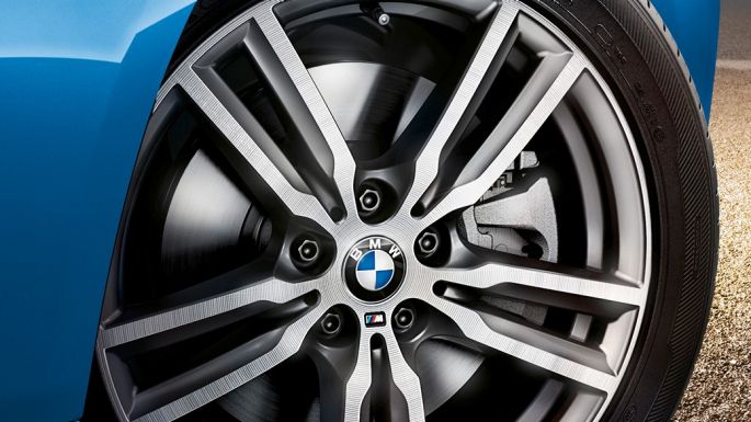 Lättmetallfälgar BMW 2-serie Gran Tourer Lättmetallfälgar BMW 2-serie Gran Tourer F46 Facelift 2018 Estorilblå metallic närbild