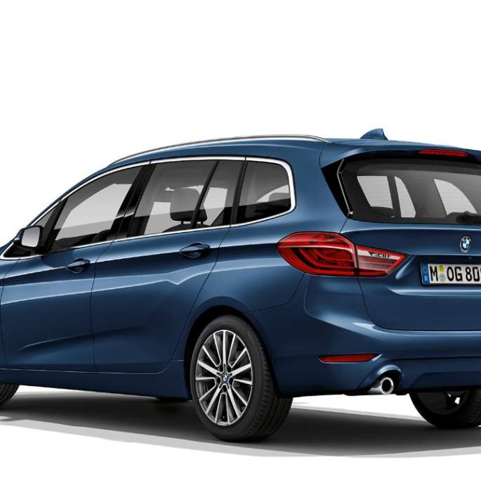 BMW 2-serie Gran Tourer, Modell Advantage sedd snett bakifrån BMW 2-serie Gran Tourer 218i Modell Advantage F46 Facelift 2018 Mediterranean Blue metallic sedd snett bakifrån