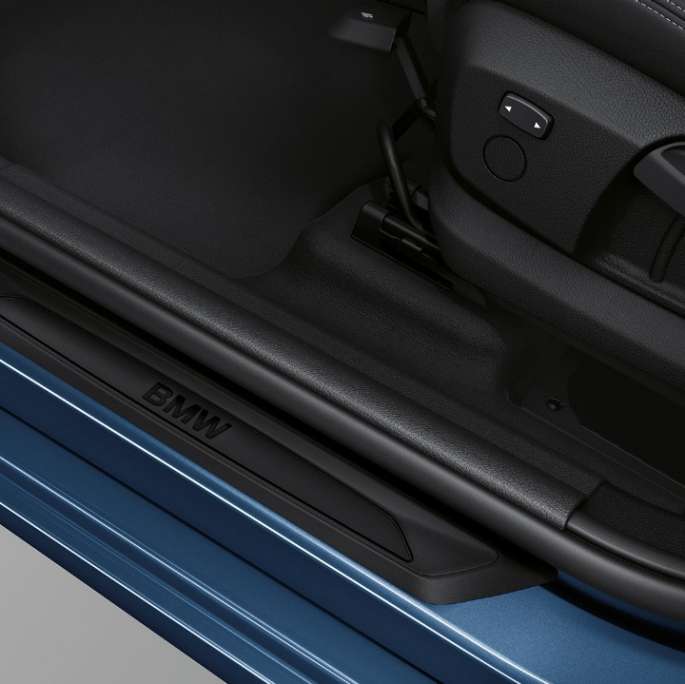 Instegslister BMW 2-serie Gran Tourer, Modell Advantage Instegslister BMW 2-serie Gran Tourer 218i Modell Advantage F46 2018 Mediterranean Blue metallic närbild