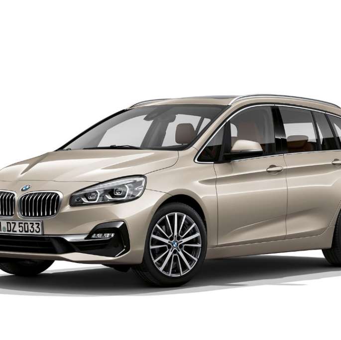 BMW 2-serie Gran Tourer, Model Luxury Line sedd snett framifrån BMW 2-serie Gran Tourer 218d xDrive Model Luxury Line F46 Facelift 2018 Jucarobeige metallic sedd snett framifrån