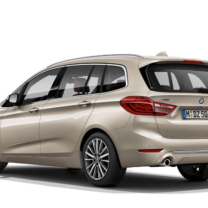 BMW 2-serie Gran Tourer, Model Luxury Line sedd snett bakifrån BMW 2-serie Gran Tourer 218d xDrive Model Luxury Line F46 Facelift 2018 Jucarobeige metallic sedd snett bakifrån