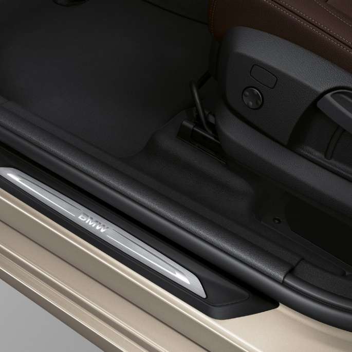 Instegslister BMW 2-serie Gran Tourer, Modell Luxury Line Instegslister BMW 2-serie Gran Tourer 218d xDrive Modell Luxury Line F46 2018 Jucarobeige metallic närbild