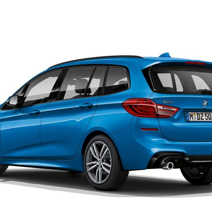 BMW 2-serie Gran Tourer, Model M Sport sedd snett bakifrån BMW 2-serie Gran Tourer 220d xDrive Model M Sport F46 Facelift 2018 Estorilblå metallic sedd snett bakifrån