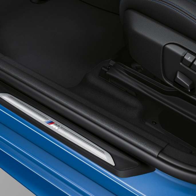 Instegslister BMW 2-serie Gran Tourer, Model M Sport Instegslister BMW 2-serie Gran Tourer 220d xDrive Model M Sport F46 2018 Estorilblå metallic närbild