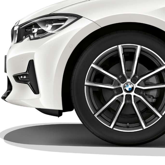 BMW 3-serie Sedan Sport Line, lättmetallfälg. Närbild på lättmetallfälg för BMW 3-serie Sedan i utförandet Sport Line.