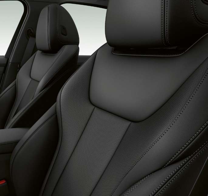 BMW 3-serie Sedan Sport Line, framstolar. Närbild från sidan av framstolarna i BMW 3-serie Sedan i utförandet Sport Line.