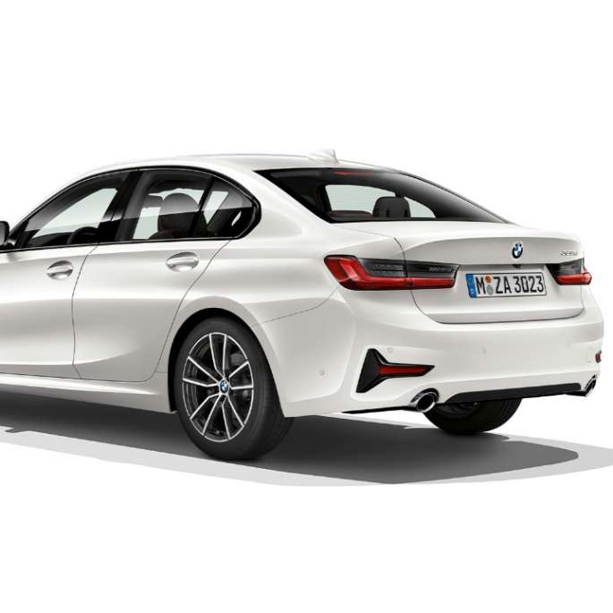 BMW 3-serie Sedan Sport Line, bakparti. Bild snett bakifrån av bakpartiet hos BMW 3-serie Sedan i utförandet Sport Line.