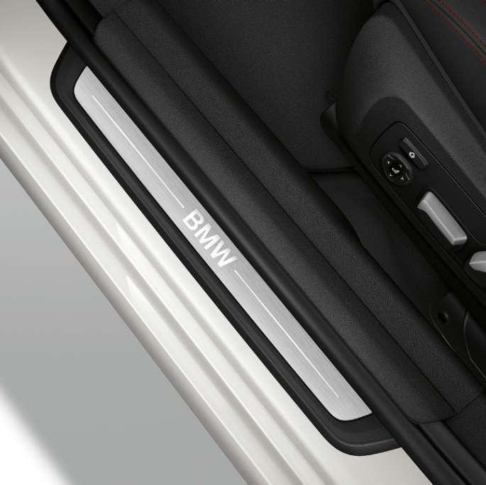BMW 3-serie Sedan Sport Line, instegslist. Bild ovanifrån av instegslisten i BMW 3-serie Sedan med utrustningen för utförandet Sport Line.