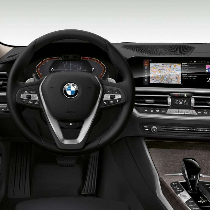 BMW 3-serie Sedan Luxury Line, förarplats. Närbild framifrån av förarplatsen hos BMW 3-serie Sedan i utförandet Luxury Line.