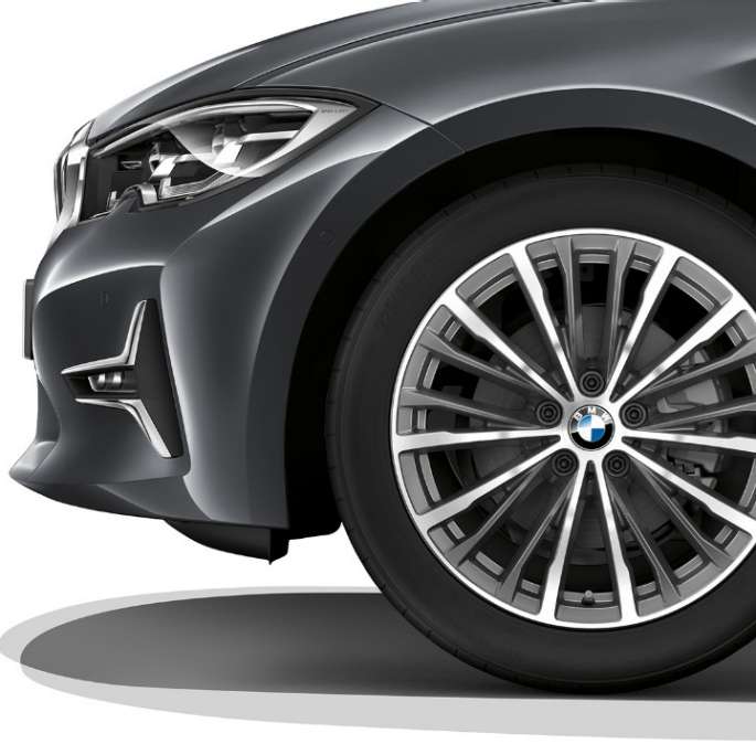 BMW 3-serie Sedan Luxury Line, lättmetallfälg. Närbild på lättmetallfälg för BMW 3-serie Sedan i utförandet Luxury Line.