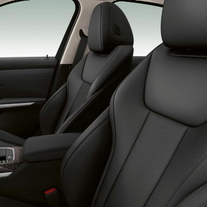 BMW 3-serie Sedan Luxury Line, framstolar. Närbild från sidan av framstolarna i BMW 3-serie Sedan i utförandet Luxury Line.