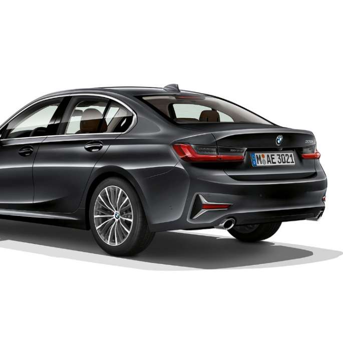BMW 3-serie Sedan Luxury Line, bakparti. Bild snett bakifrån av bakpartiet hos BMW 3-serie Sedan i utförandet Luxury Line.