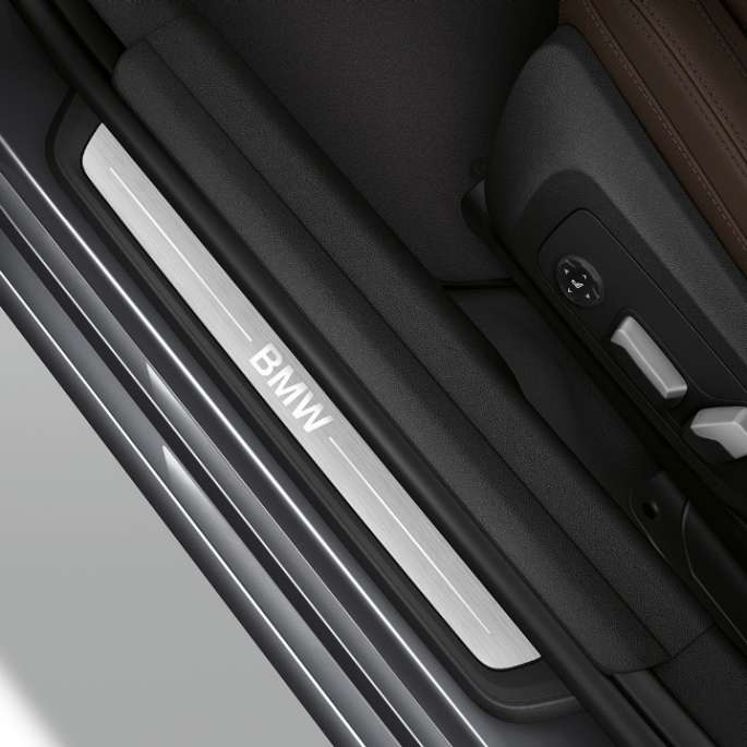 BMW 3-serie Sedan Luxury Line, instegslist. Bild ovanifrån av instegslisten i BMW 3-serie Sedan i utförandet Luxury Line.
