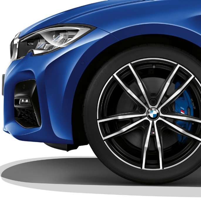 BMW 3-serie Sedan M Sport, lättmetallfälg. Närbild på lättmetallfälg för BMW 3-serie Sedan i utförandet M Sport.