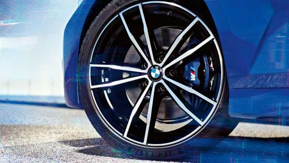 BMW 3-serie Sedan, M sportbromsar. Detaljerad bild av hjul med M sportbromsar hos BMW 3-serie Sedan.