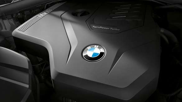 BMW 3-serie Sedan, 4-cylindrig BMW TwinPower Turbo-bensinmotor. Närbild på 4-cylindrig BMW TwinPower Turbo-bensinmotor i BMW 3-serie Sedan.
