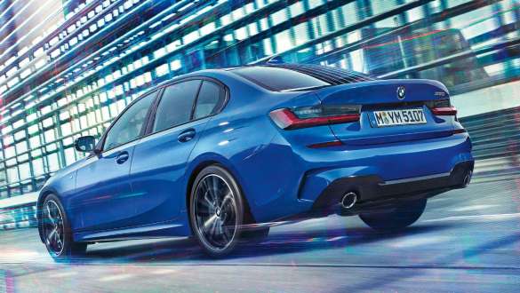BMW 3-serie Sedan, adaptivt M chassi. BMW 3-serie Sedan med adaptivt M chassi i rörelse sedd snett bakifrån.