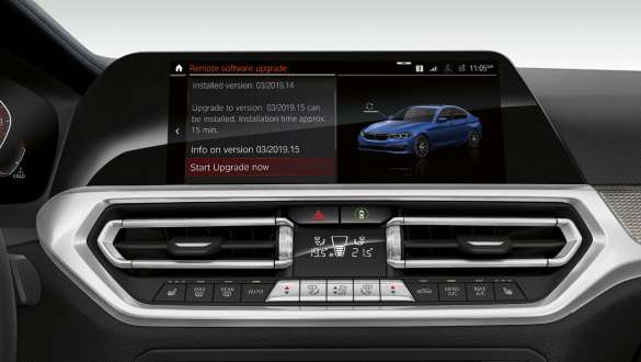 BMW 3-serie Sedan, Remote Software Upgrade. Närbild av förarplatsens instrumentdisplay i BMW 3-serie Sedan med Remote Software Upgrade.