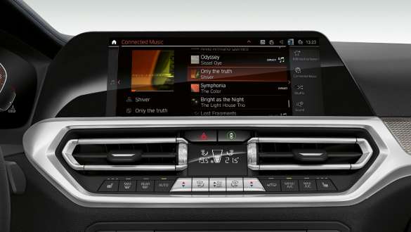 BMW 3-serie Sedan, Connected Music. Närbild av förarplatsens instrumentdisplay i BMW 3-serie Sedan med Connected Music.