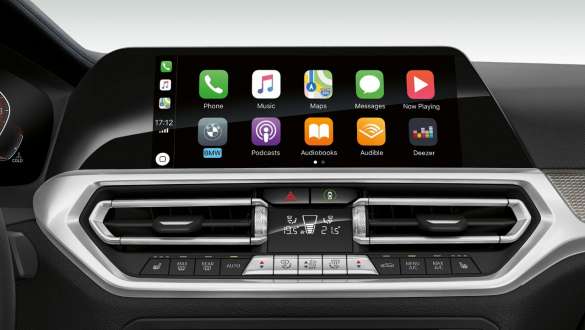 BMW 3-serie Sedan, Apple CarPlay-förberedelse. Närbild av förarplatsens instrumentdisplay i BMW 3-serie Sedan med Apple CarPlay-förberedelse.