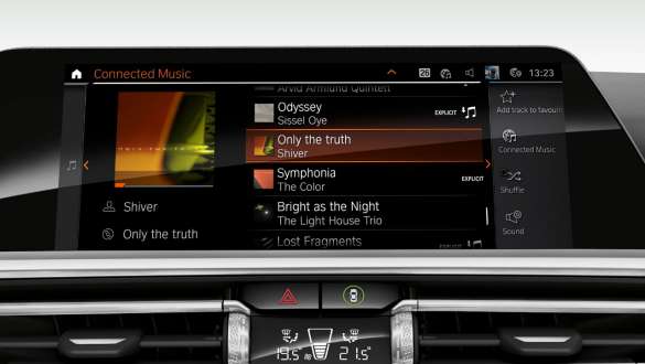 BMW 3-serie Sedan, Connected Music. Närbild på displayerna i förarmiljön hos BMW 3-serie Sedan med Connected Music.