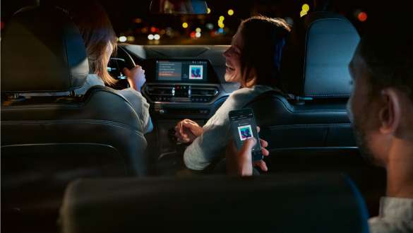 BMW 3-serie Sedan, Connected Command. Närbild på displayerna i förarmiljön hos BMW 3-serie Sedan med Connected Command.