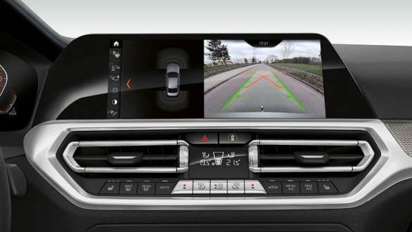 BMW 3-serie Sedan, Parking Assistant Plus. Närbild av förarplatsens instrumentdisplay i BMW 3-serie Sedan med Parking Assistant Plus.