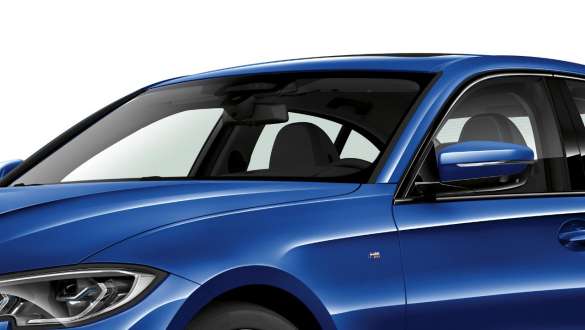 BMW 3-serie Sedan, akustikglas. BMW 3-serie Sedan med akustikglas för vindrutan och förarens sidoruta, sedd snett framifrån.
