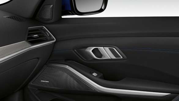 BMW 3-serie Sedan, Harman Kardon Surround Sound System. Närbild på belyst passagerardörr med inbyggda högtalare för Harman Kardon Surround Sound System.
