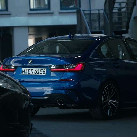 BMW 3-serie Sedan, backningsassistent. Närbild av förarplatsens instrumentdisplay i BMW 3-serie Sedan med backningsassistent.