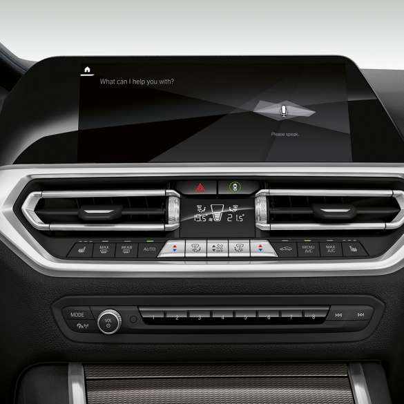 BMW 3-serie Sedan, BMW Intelligent Personal Assistant. Närbild av förarplatsens instrumentdisplay med BMW Intelligent Personal Assistant i BMW 3-serie Sedan.