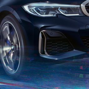 BMW 3-serie Sedan, luftintag. Närbild från sidan på luftintagen i Ceriumgrå metallic hos BMW 3-serie Sedan.
