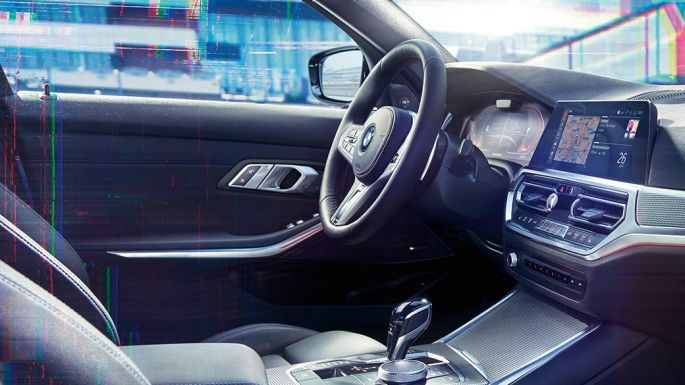 BMW 3-serie Sedan, M kombiinstrument. Närbild från sidan av interiören i BMW 3-serie Sedan med förarplatsens kombiinstrument med M-specifik display.