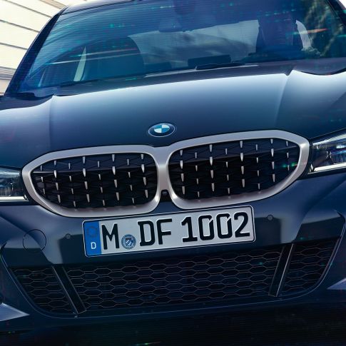 BMW 3-serie Sedan, BMW dubbelnjure. Närbild framifrån på BMW dubbelnjure med ny nätdesign för BMW M340i xDrive Sedan.