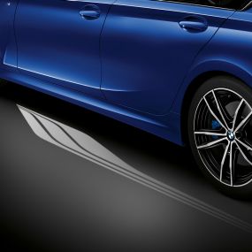 BMW 3-serie Sedan, Welcome Light Carpet. Detaljbild från sidan på den öppna förardörren med Welcome Light Carpet.
