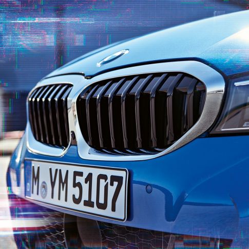 BMW 3-serie Sedan, dubbelnjure. Närbild från sidan av dubbelnjuren på BMW 3-serie Sedan.
