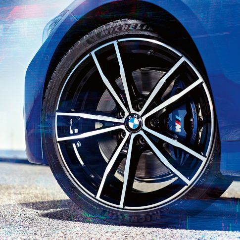 BMW 3-serie Sedan, M lättmetallfälgar Dubbeleker 791. Närbild av 19" M lättmetallfälgar Dubbeleker 791 Svart för BMW 3-serie Sedan.