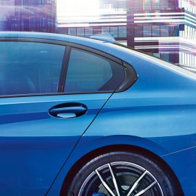 BMW 3-serie Sedan, hofmeisterknick. Närbild från sidan på bakre fönstret med hofmeisterknick.