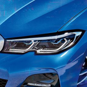 BMW 3-serie Sedan, BMW Laserlight. Närbild från sidan av högra strålkastaren med BMW Laserlight.