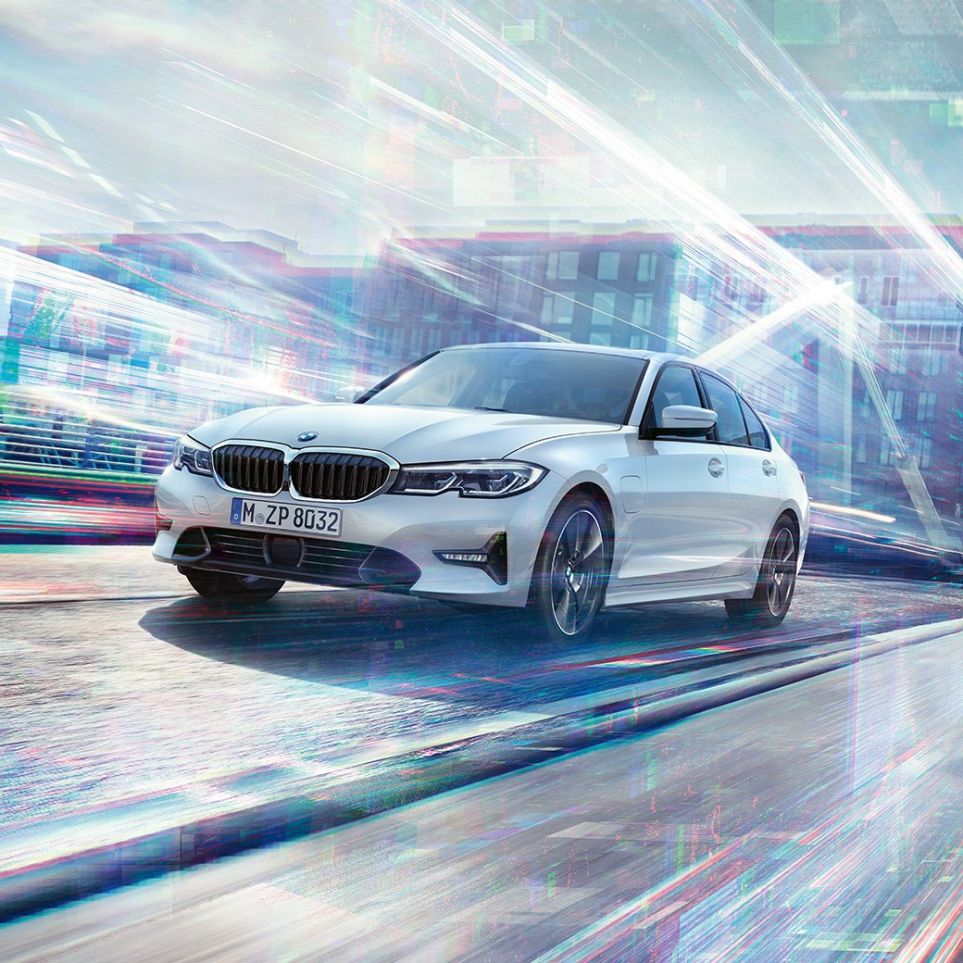 BMW 330e Sedan i rörelse. BMW 330e Sedan i rörelse framför urban kuliss.
