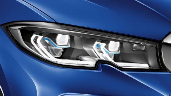 BMW 3-serie Sedan (G20), BMW Laserlight. BMW 3-serie Sedan (G20), BMW Laserlight. Bild från sidan av den vänstra strålkastaren med BMW Laserlight.