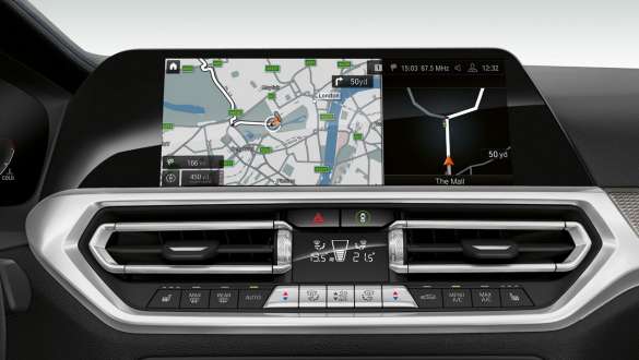 BMW 3-serie Sedan (G20), BMW Live Cockpit Professional. Närbild framifrån på förarplatsens display i BMW 3-serie Sedan (G20) med BMW Live Cockpit Professional.
