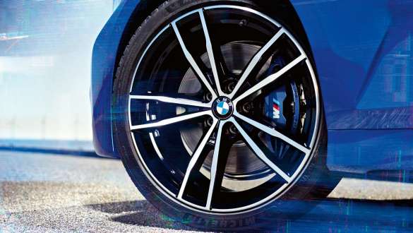 BMW 3-serie Sedan (G20), M sportbromsar. Detaljbild av hjul på BMW 3-serie Sedan (G20) med M sportbromsar.