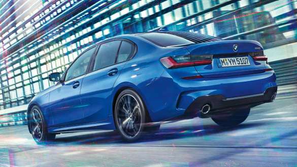 BMW 3-serie Sedan (G20), adaptivt M chassi. Trefjärdedelsvy bakifrån av BMW 3-serie Sedan (G20) med adaptivt M chassi körande.