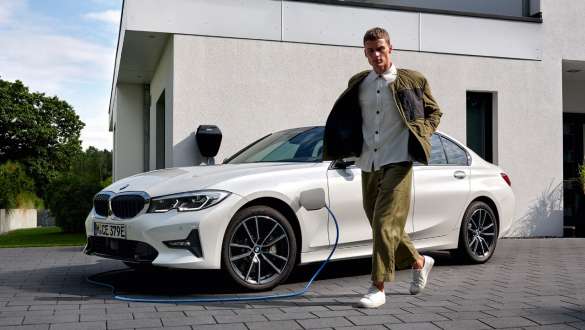 Laddhybrid BMW 3-serie Sedan 2021 G20 sedd snett framifrån laddande Laddhybrid BMW 3-serie Sedan 2021 G20 sedd snett framifrån laddande med modell